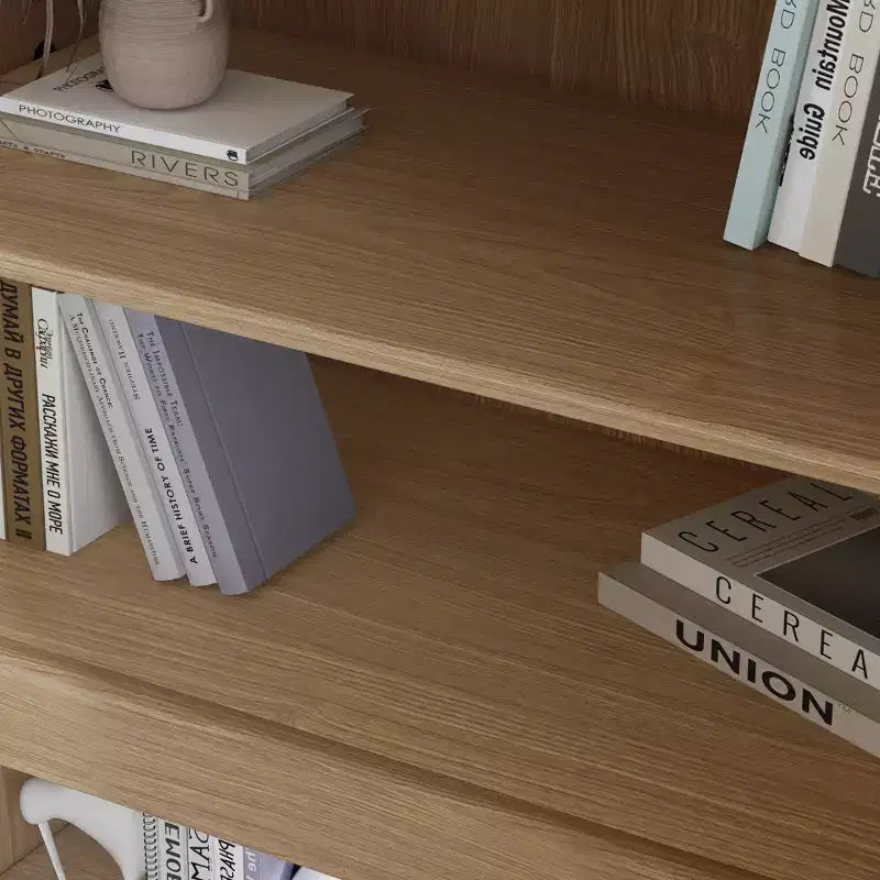Hoge zwarte opbergkast met deuren van gevlochten materiaal, houtnerfdecor en 12 planken, 62 hoog