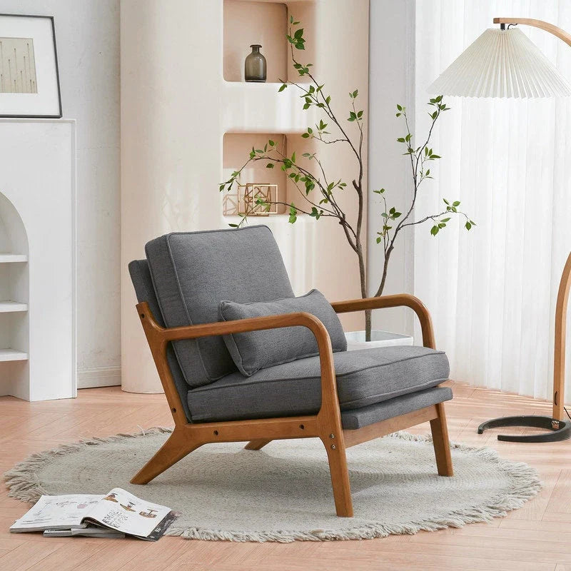 Gestoffeerde accentstoel in midcenturymoderne stijl