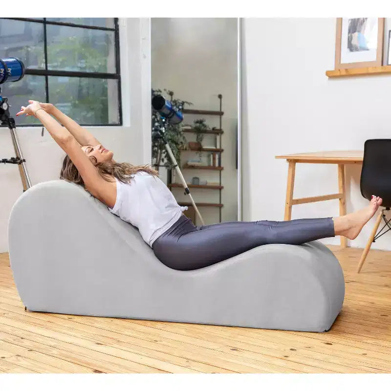 Avana elegante Chaiselongue für Yoga - Hergestellt in den USA - Ideal zum Dehnen, Entspannen, Trainieren und mehr, 60D x 18W x 26H Zoll, Hellgrau