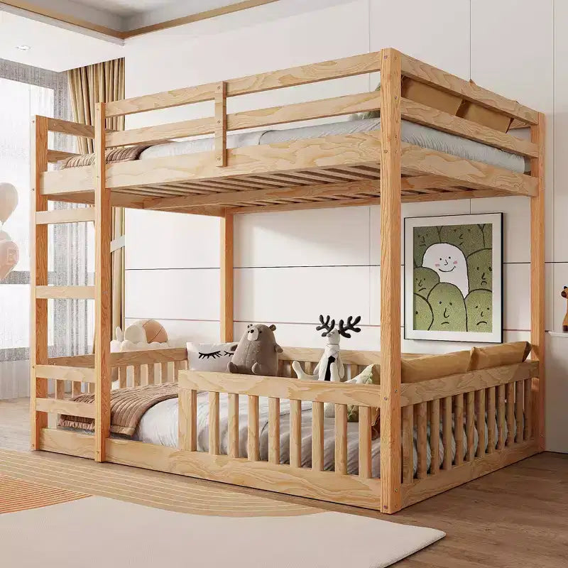 Houten stapelbed met twee full-size bedden, ladder en veiligheidsleuningen, laag model met lattenbodem