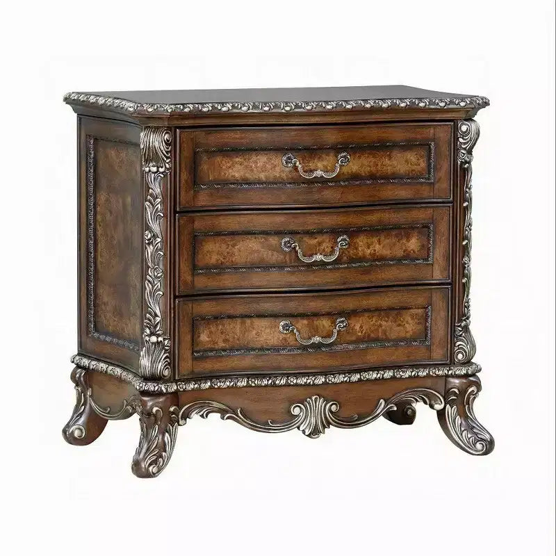 Comodino tradizionale a 3 cassetti con finiture floreali e maniglie antiche, marrone ciliegia, 48 cm L x 81 cm P x 76 cm H