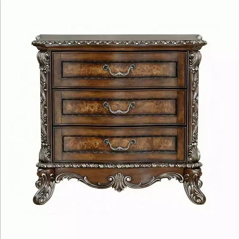 Comodino tradizionale a 3 cassetti con finiture floreali e maniglie antiche, marrone ciliegia, 48 cm L x 81 cm P x 76 cm H