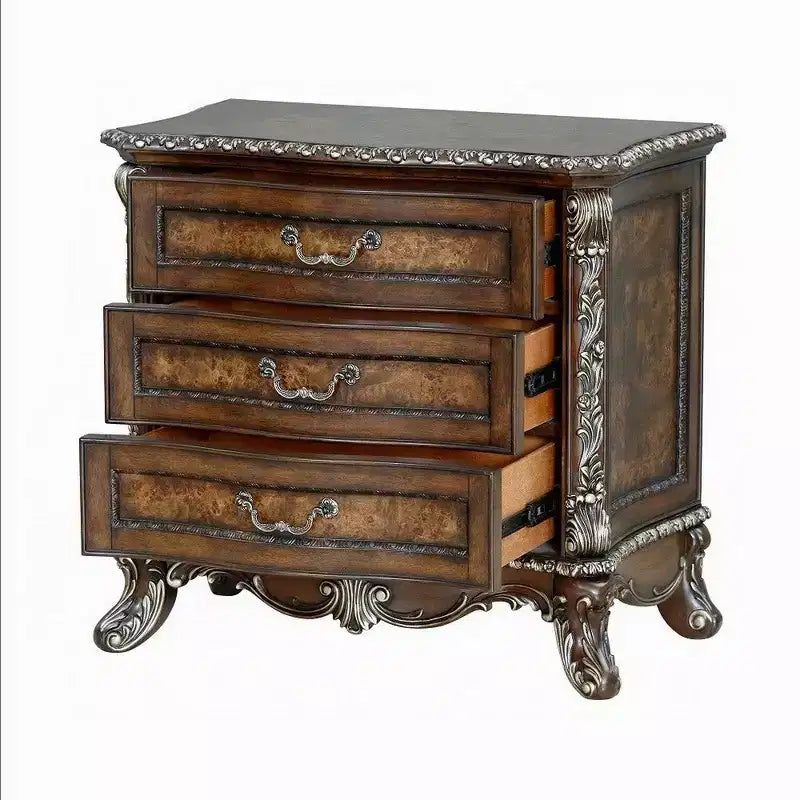 Comodino tradizionale a 3 cassetti con finiture floreali e maniglie antiche, marrone ciliegia, 48 cm L x 81 cm P x 76 cm H