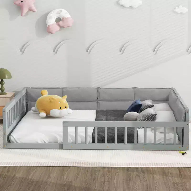 Letto a piattaforma a grandezza naturale per bambini con sponde laterali e cuscini imbottiti