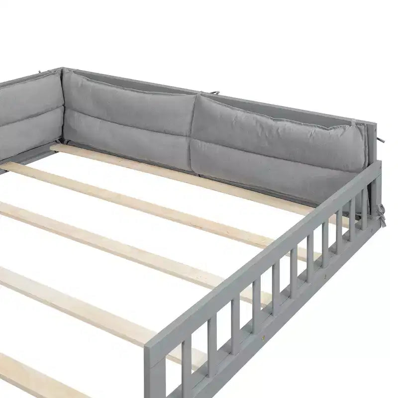 Letto a piattaforma a grandezza naturale per bambini con sponde laterali e cuscini imbottiti