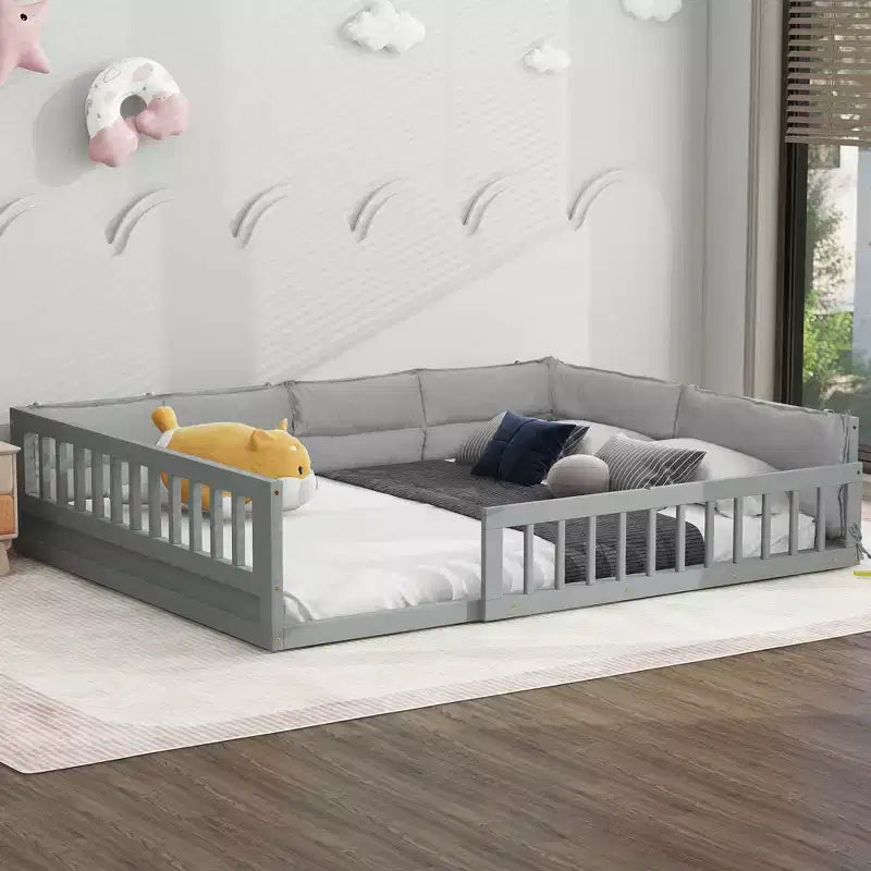 Letto a piattaforma a grandezza naturale per bambini con sponde laterali e cuscini imbottiti