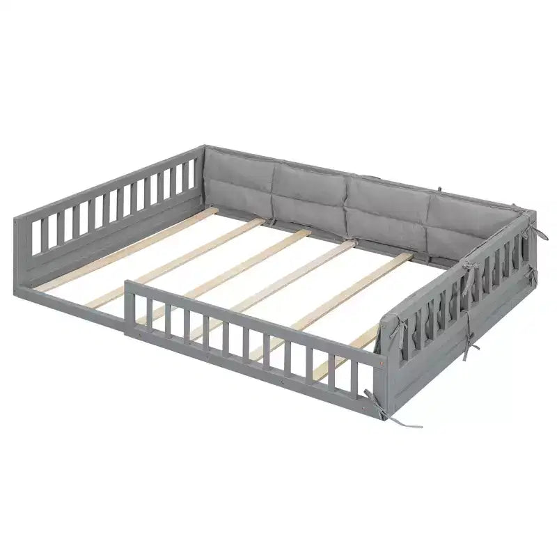 Letto a piattaforma a grandezza naturale per bambini con sponde laterali e cuscini imbottiti