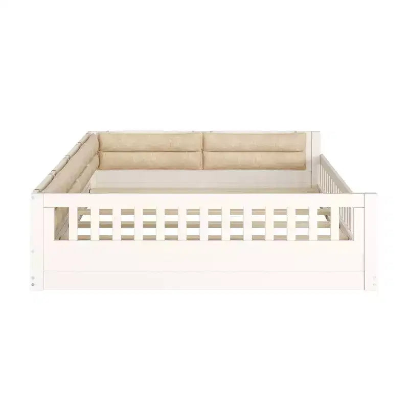 Letto a piattaforma a grandezza naturale per bambini con sponde laterali e cuscini imbottiti