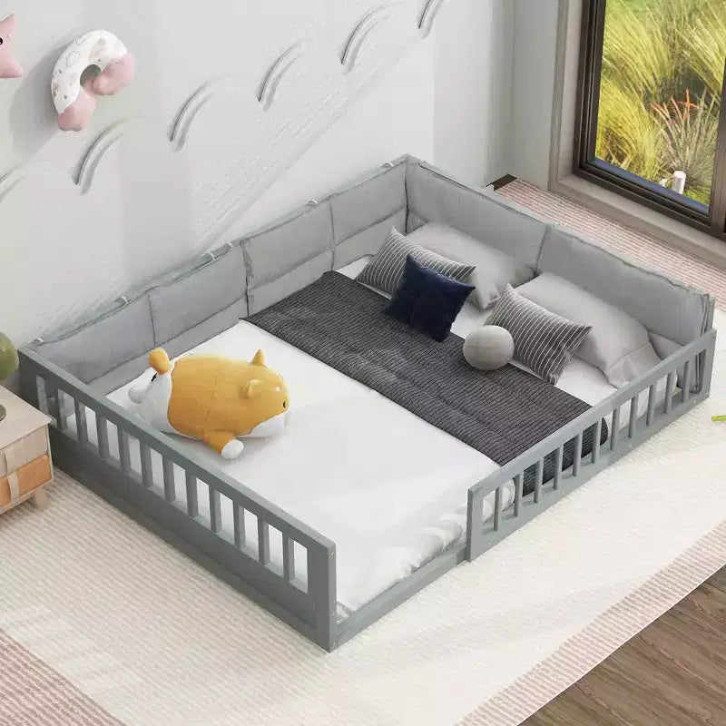 Letto a piattaforma a grandezza naturale per bambini con sponde laterali e cuscini imbottiti