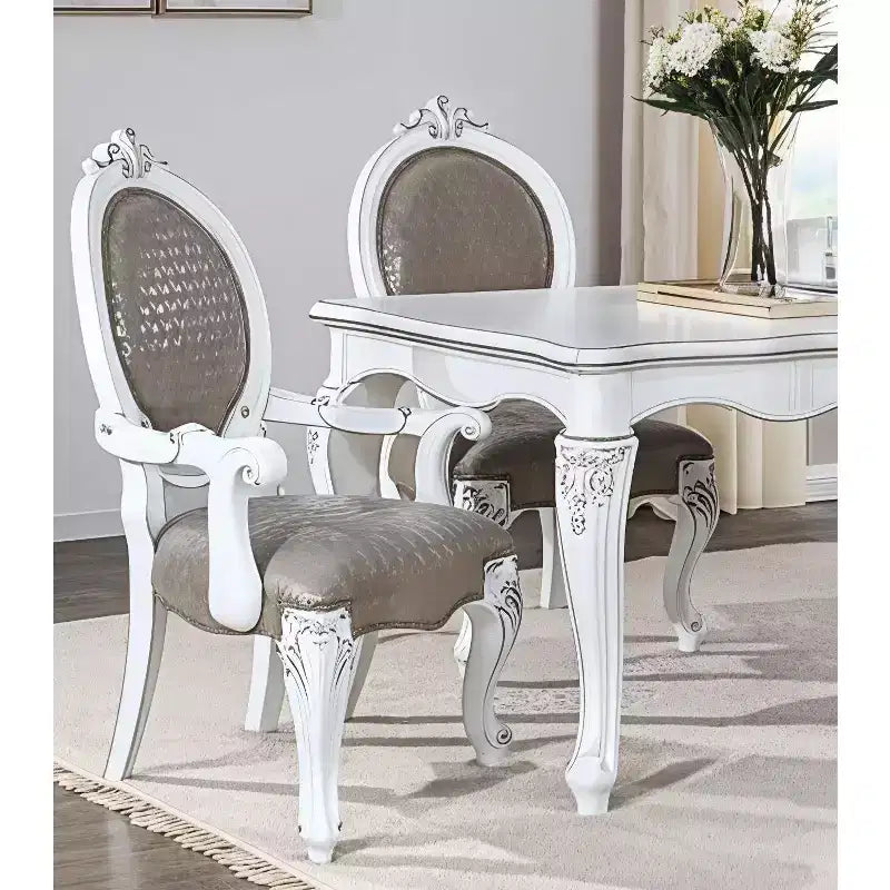 Set di 2 sedie da pranzo con braccioli King Louis, schienale grigio e finta pelle bianca, struttura in legno massiccio, 66 cm L x 63,5 cm P x 116,8 cm H