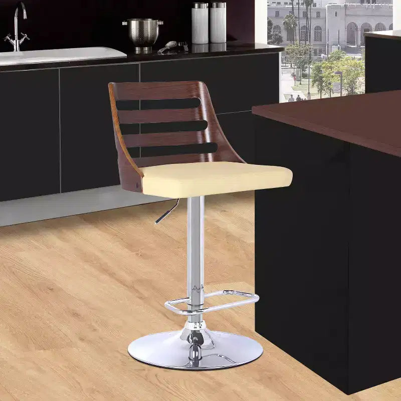 Sgabello da bar con schienale alto, base cromata, impiallacciatura in noce e similpelle crema, altezza seduta 101,6 cm