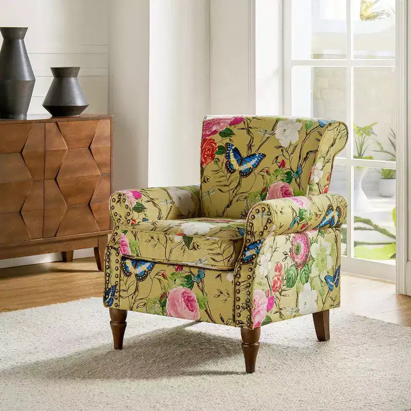 Fauteuil traditionnel Araceli en bois, revêtu de tissu à motif floral, avec dossier à oreilles et garniture de clous décoratifs| ART OF LIVING DESIGNS