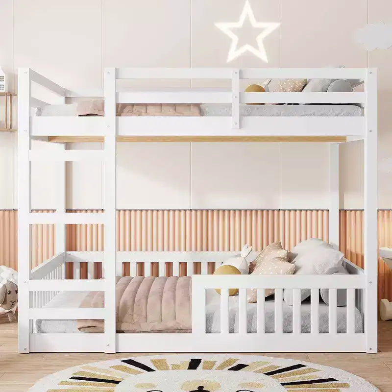 Houten stapelbed met twee full-size bedden, ladder en veiligheidsleuningen, laag model met lattenbodem