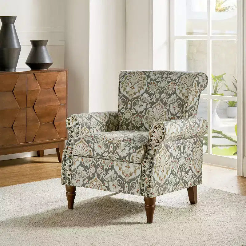 Fauteuil traditionnel Araceli en bois, revêtu de tissu à motif floral, avec dossier à oreilles et garniture de clous décoratifs| ART OF LIVING DESIGNS
