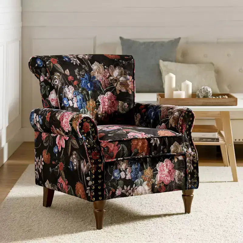 Fauteuil traditionnel Araceli en bois, revêtu de tissu à motif floral, avec dossier à oreilles et garniture de clous décoratifs| ART OF LIVING DESIGNS