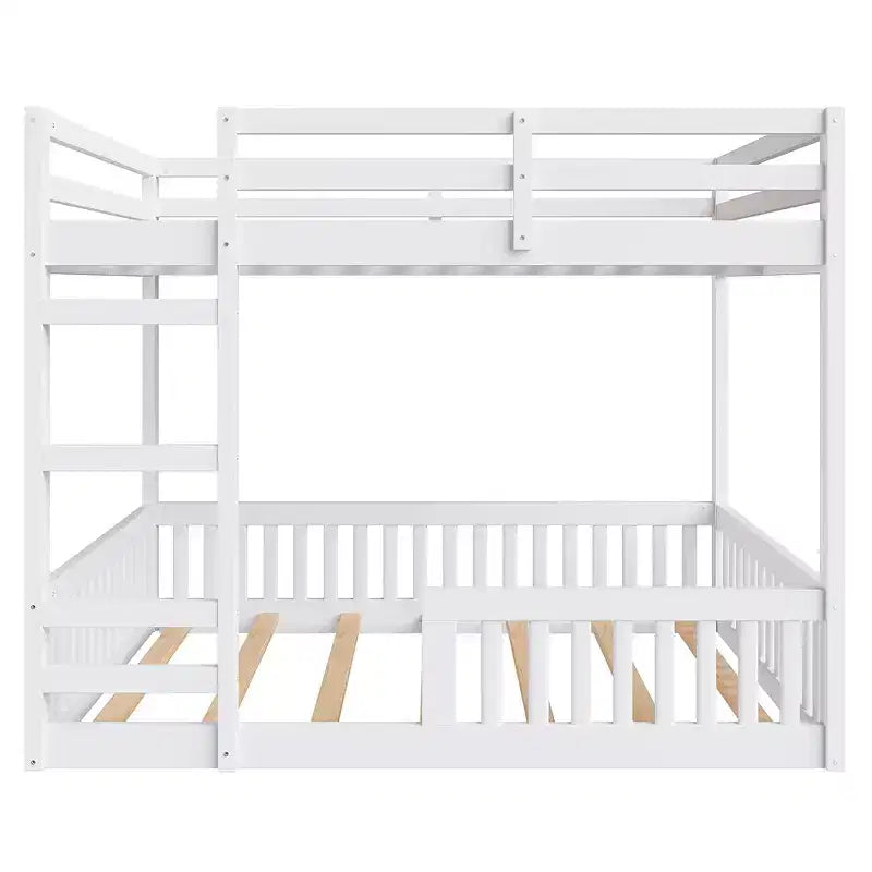 Houten stapelbed met twee full-size bedden, ladder en veiligheidsleuningen, laag model met lattenbodem