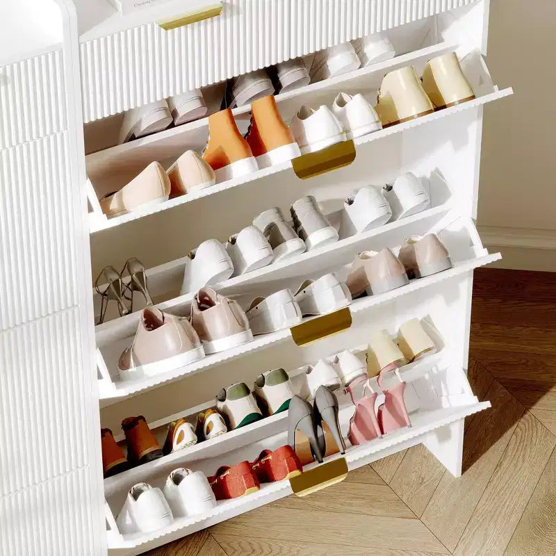 Moderne witte schoenenkast met 3 klepdeuren, 2 kleine lades en haak, smalle geribbelde schoenenopberger voor de hal