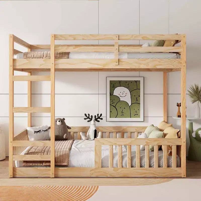 Houten stapelbed met twee full-size bedden, ladder en veiligheidsleuningen, laag model met lattenbodem