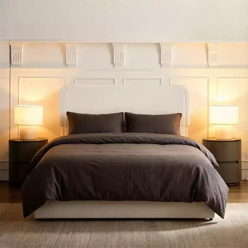 Modernes Queensize-Bett mit Bouclé-Polsterung und Schubladen