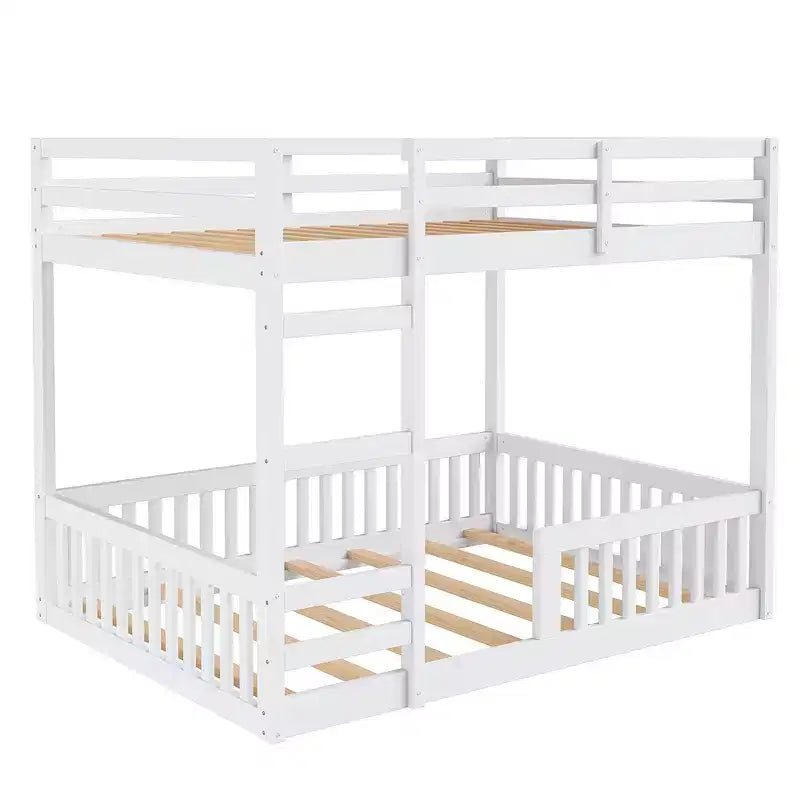 Houten stapelbed met twee full-size bedden, ladder en veiligheidsleuningen, laag model met lattenbodem
