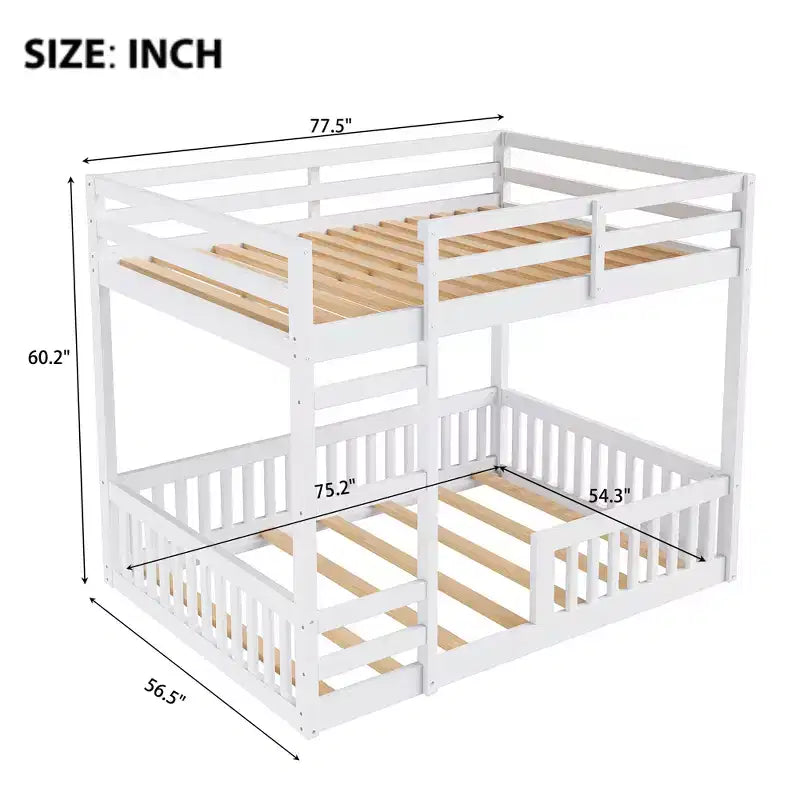 Houten stapelbed met twee full-size bedden, ladder en veiligheidsleuningen, laag model met lattenbodem