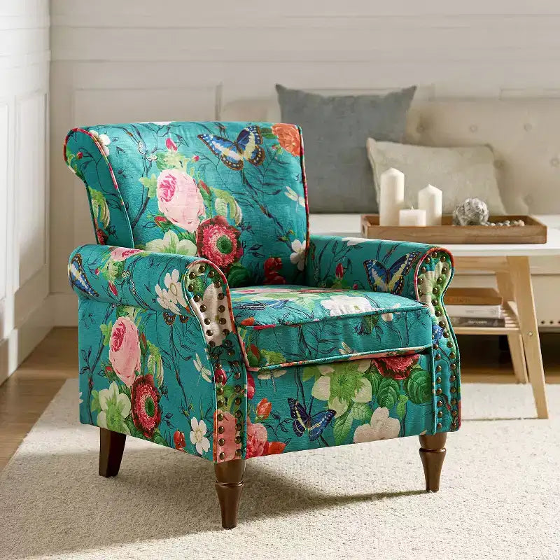 Fauteuil traditionnel Araceli en bois, revêtu de tissu à motif floral, avec dossier à oreilles et garniture de clous décoratifs| ART OF LIVING DESIGNS