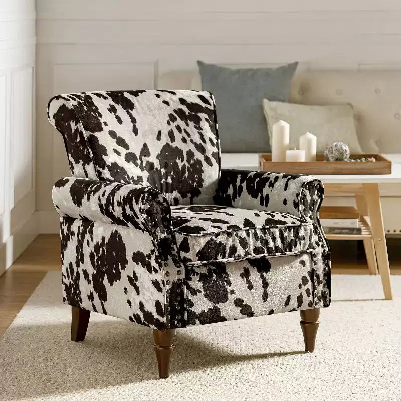 Fauteuil traditionnel Araceli en bois, revêtu de tissu à motif floral, avec dossier à oreilles et garniture de clous décoratifs| ART OF LIVING DESIGNS