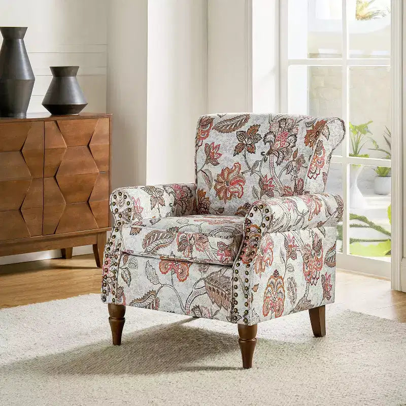 Fauteuil traditionnel Araceli en bois, revêtu de tissu à motif floral, avec dossier à oreilles et garniture de clous décoratifs| ART OF LIVING DESIGNS