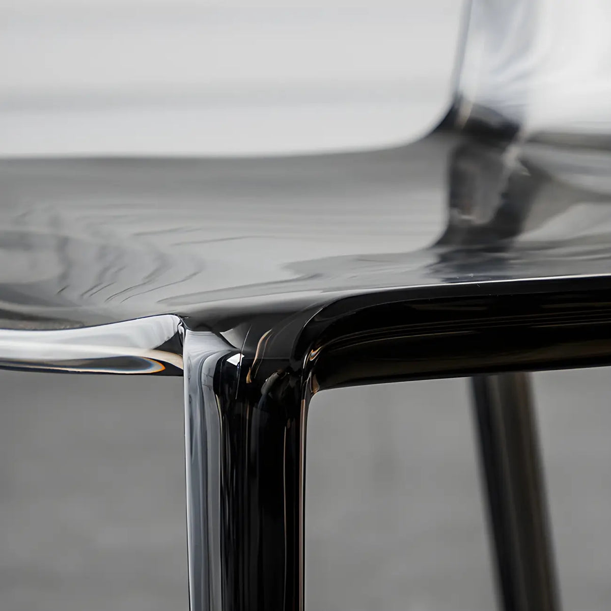 Bernsteinfarbener Acryl-Esszimmerstuhl ohne Armlehnen mit niedriger Rückenlehne