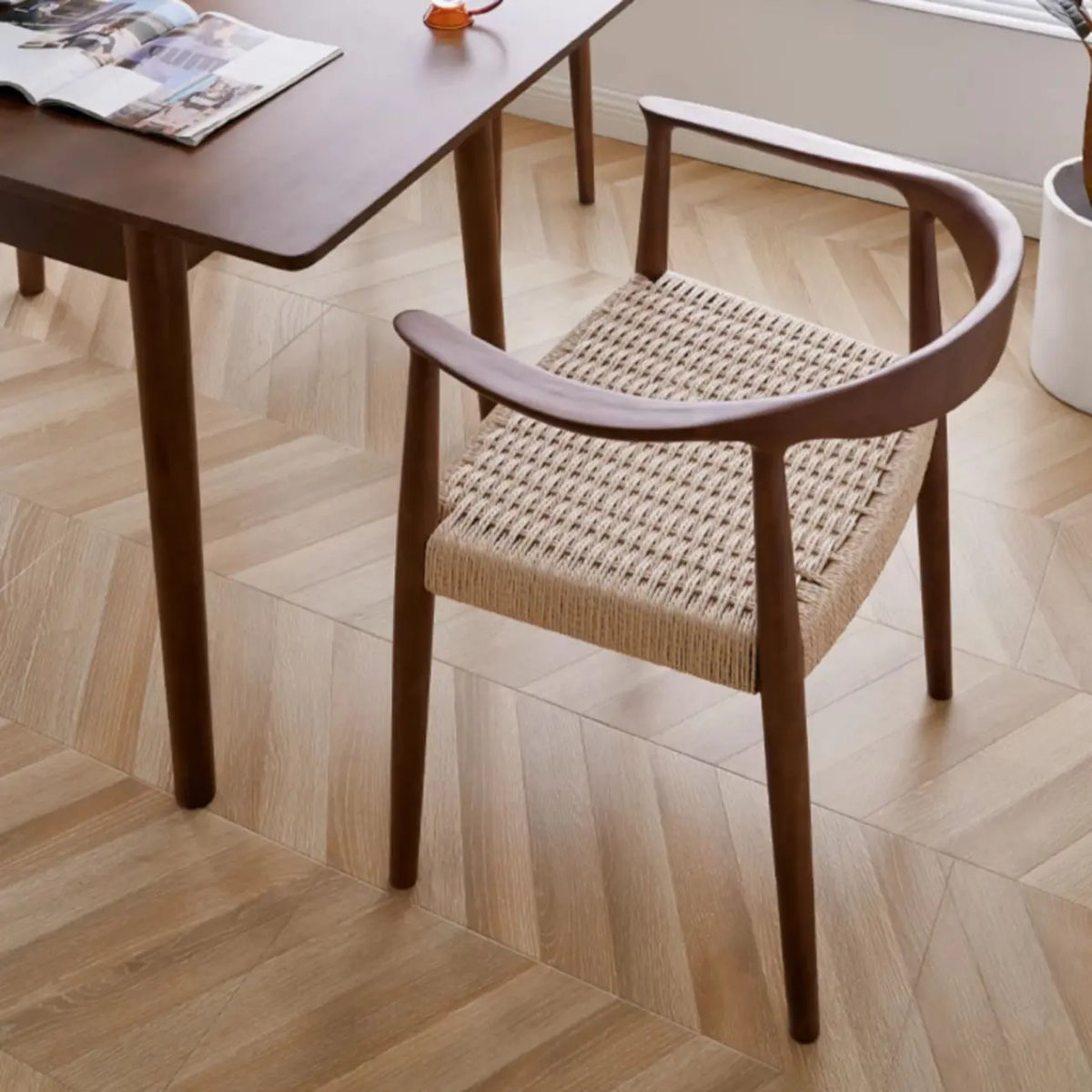 Chaise de salle à manger scandinave en bois courbé, avec assise tressée et accoudoirs
