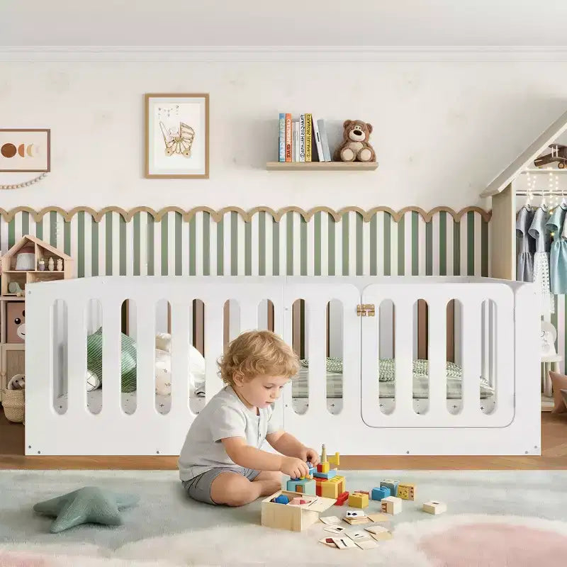 Wit Montessori vloerbed in eenpersoonsmaat met veiligheidshekjes en deurtje, massief hout, voor 1 kind