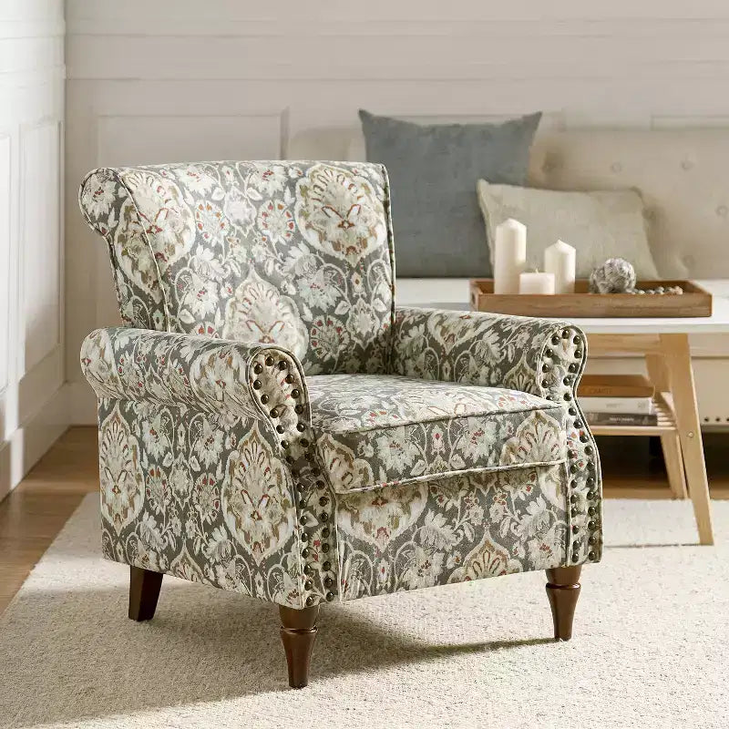 Fauteuil traditionnel Araceli en bois, revêtu de tissu à motif floral, avec dossier à oreilles et garniture de clous décoratifs| ART OF LIVING DESIGNS