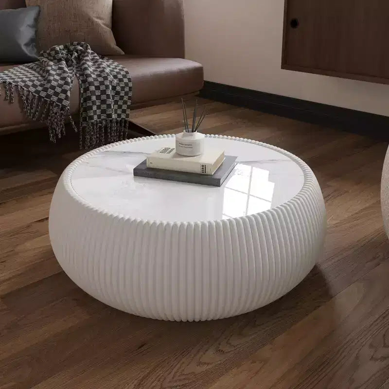 Table basse moderne ronde en forme de tambour Okak avec plateau en marbre et côtés en cuir, table centrale tendance pour le salon ou la chambre