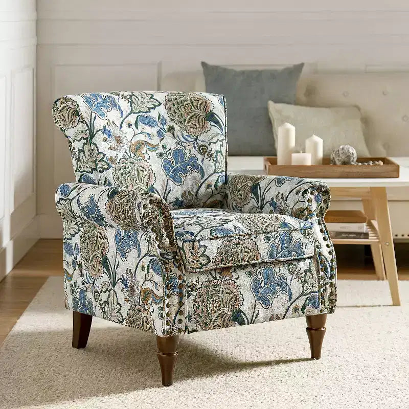 Fauteuil traditionnel Araceli en bois, revêtu de tissu à motif floral, avec dossier à oreilles et garniture de clous décoratifs| ART OF LIVING DESIGNS