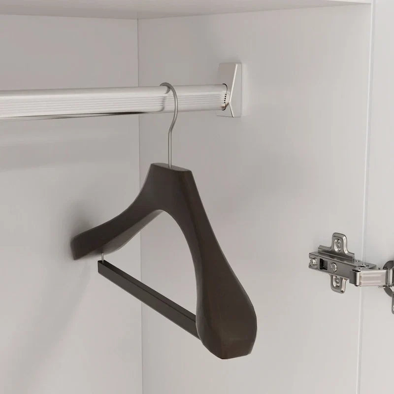Freistehender zweitüriger Kleiderschrank für das Schlafzimmer mit Kleiderstange