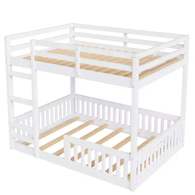 Houten stapelbed met twee full-size bedden, ladder en veiligheidsleuningen, laag model met lattenbodem