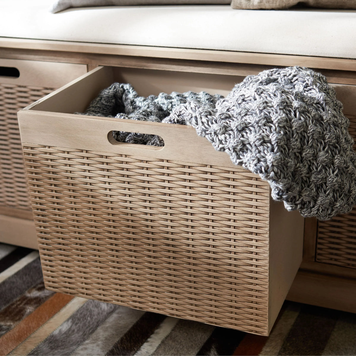 Banc de rangement SAFAVIEH Fiorello avec coussin et 3 tiroirs - 47.3 W x 15 L x 19 H - 47Wx15Dx19H