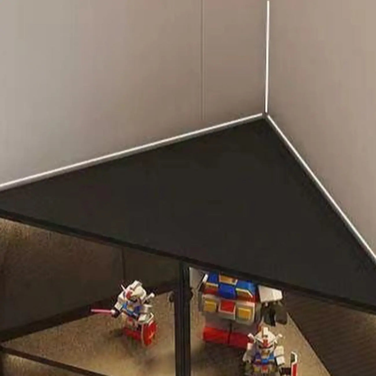 Moderner grauer Eckvitrinenschrank aus Metall und Holz mit Glastür