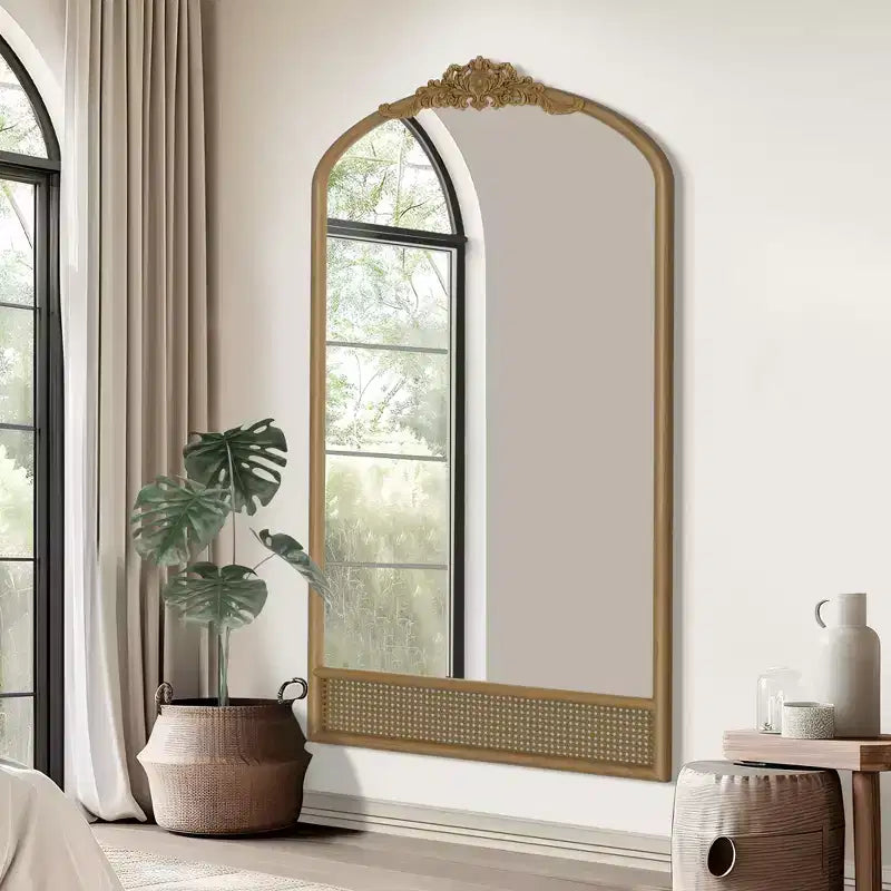 Klassischer Wandspiegel mit geschnitztem Rundbogen-Holzrahmen und unterem Rattanbereich, 37 in. W x 71 in. H, braun