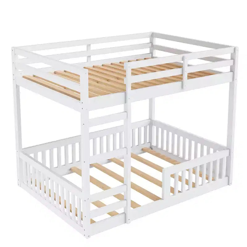 Houten stapelbed met twee full-size bedden, ladder en veiligheidsleuningen, laag model met lattenbodem
