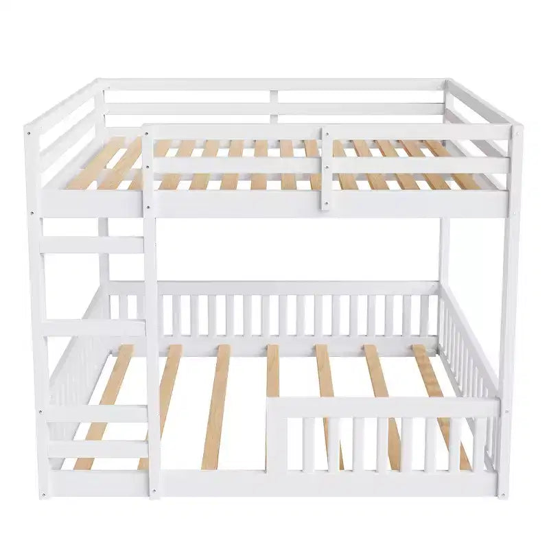 Houten stapelbed met twee full-size bedden, ladder en veiligheidsleuningen, laag model met lattenbodem