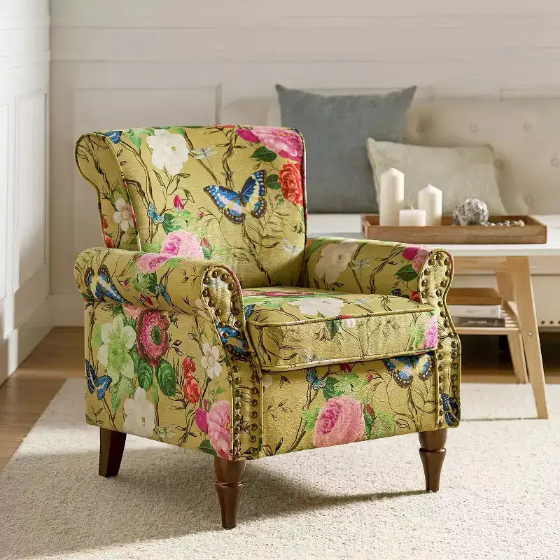 Fauteuil traditionnel Araceli en bois, revêtu de tissu à motif floral, avec dossier à oreilles et garniture de clous décoratifs| ART OF LIVING DESIGNS