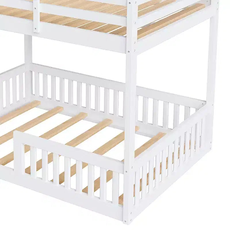 Houten stapelbed met twee full-size bedden, ladder en veiligheidsleuningen, laag model met lattenbodem