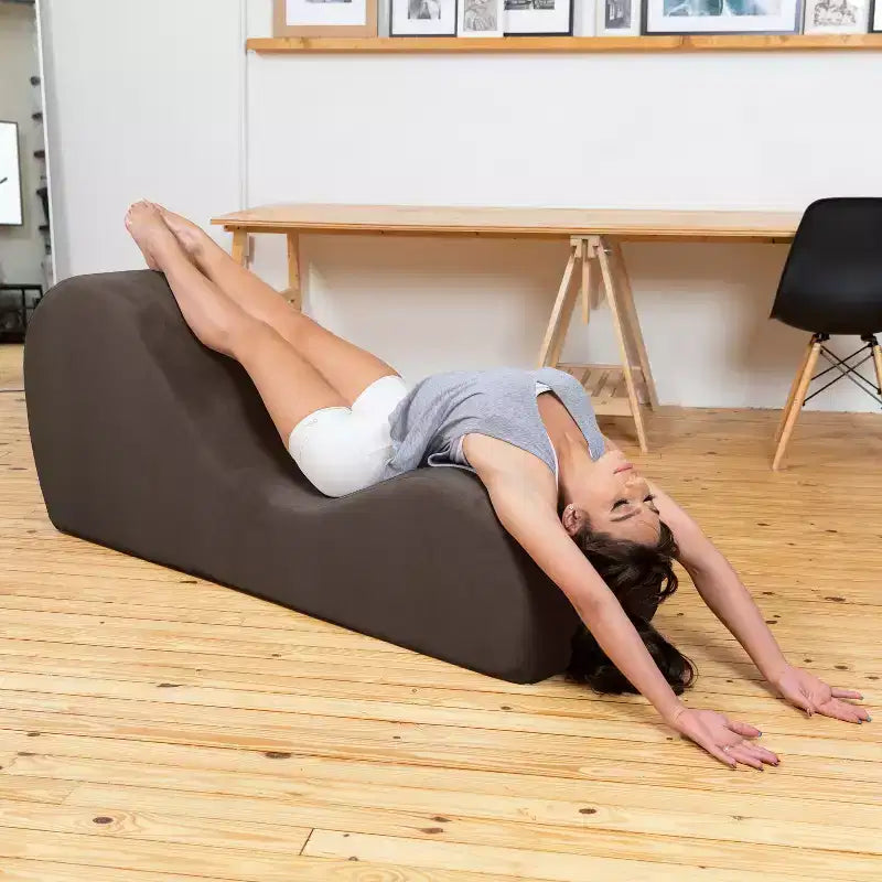 Avana elegante Chaiselongue für Yoga - Hergestellt in den USA - Ideal zum Dehnen, Entspannen, Trainieren und mehr, 60D x 18W x 26H Zoll, Hellgrau