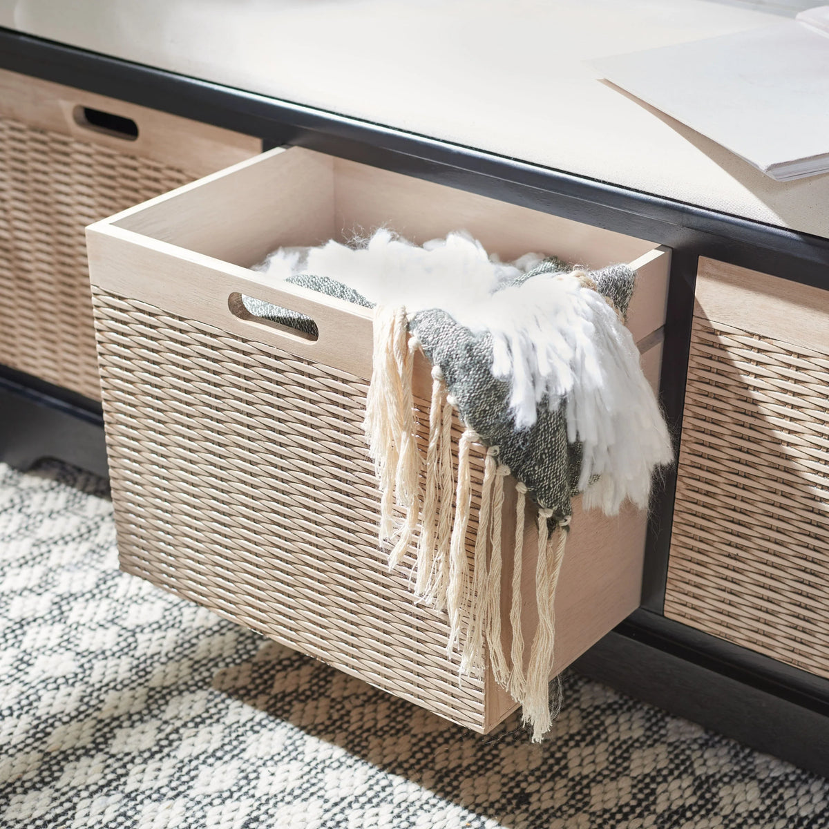 Banc de rangement SAFAVIEH Fiorello avec coussin et 3 tiroirs - 47.3 W x 15 L x 19 H - 47Wx15Dx19H