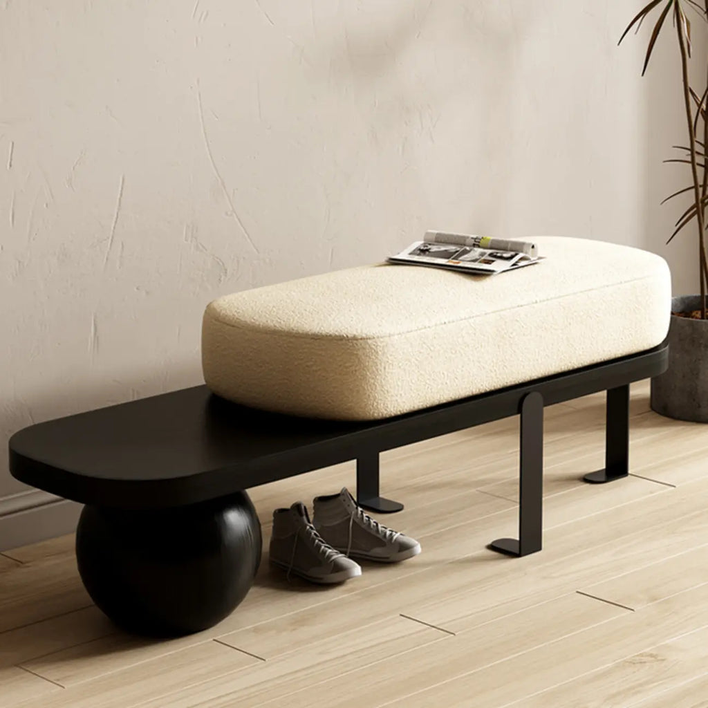 Moderne korte houten bank met beige bekleding
