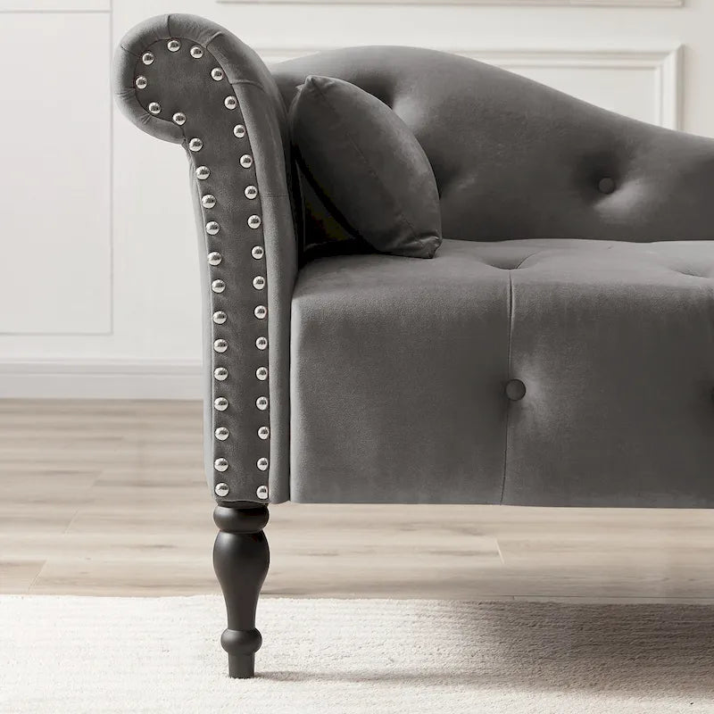 Moderne chaise longue van 60,6, bekleed met fluweel en voorzien van gecapitonneerde knopen, met poten van massief hout en sierspijkers