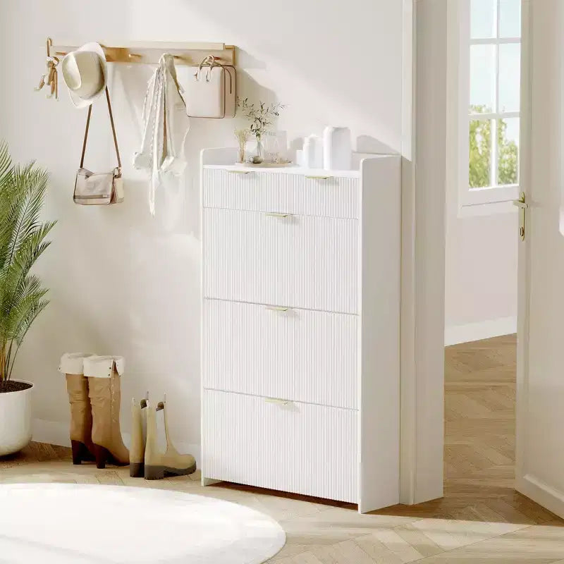 Moderne witte schoenenkast met 3 klepdeuren, 2 kleine lades en haak, smalle geribbelde schoenenopberger voor de hal