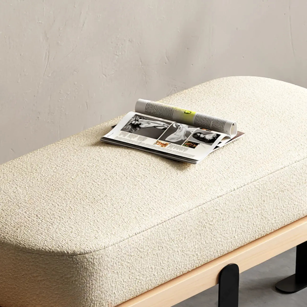 Moderne korte houten bank met beige bekleding