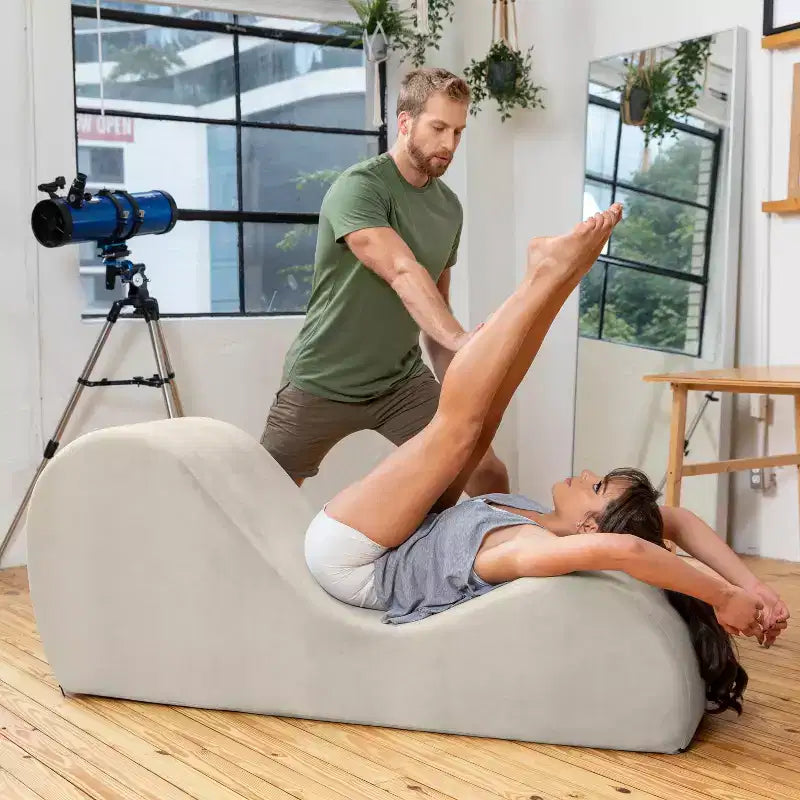 Avana elegante Chaiselongue für Yoga - Hergestellt in den USA - Ideal zum Dehnen, Entspannen, Trainieren und mehr, 60D x 18W x 26H Zoll, Hellgrau